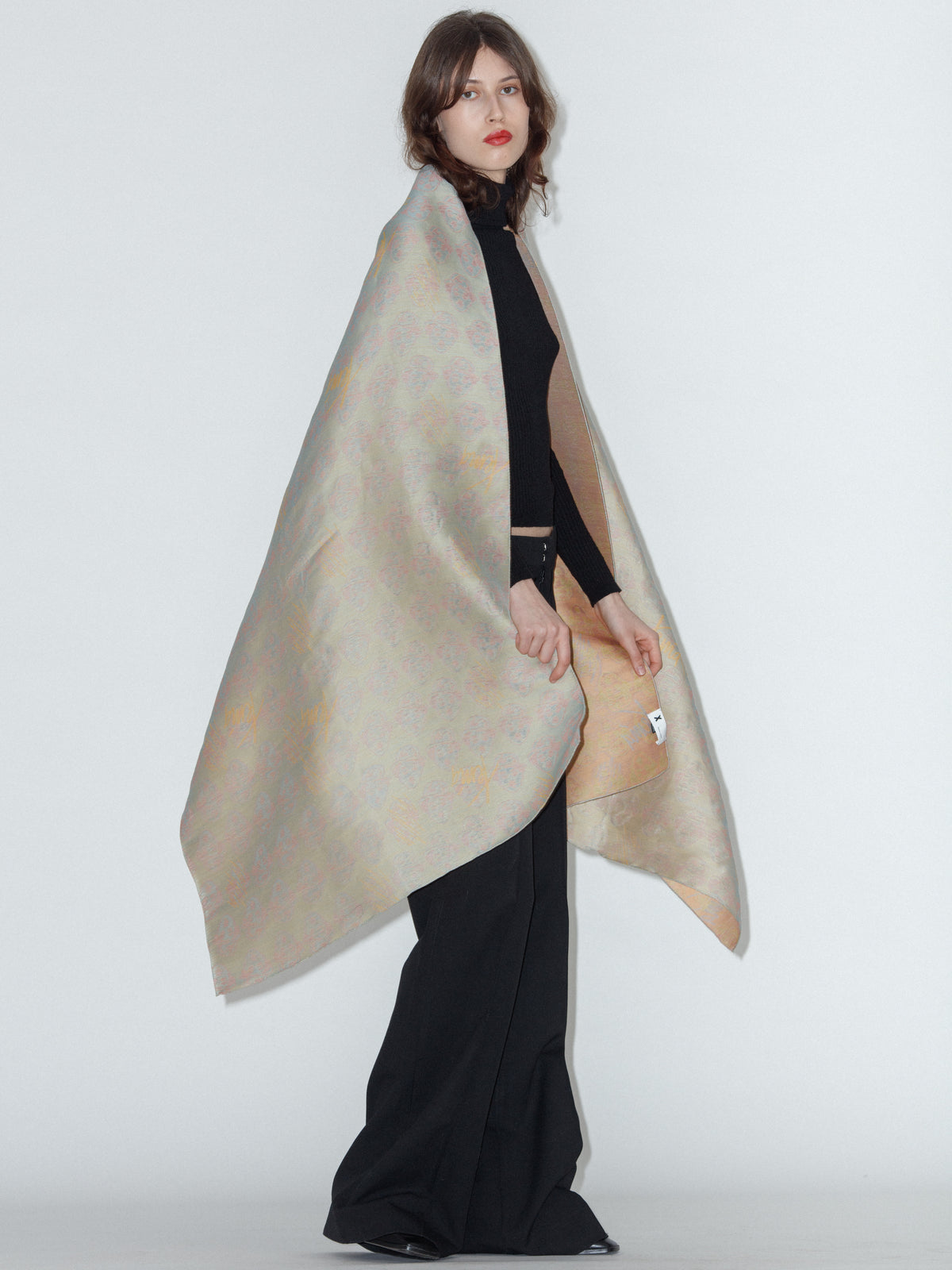 CHARLIE wool and silk scarf in Beige worn by a model