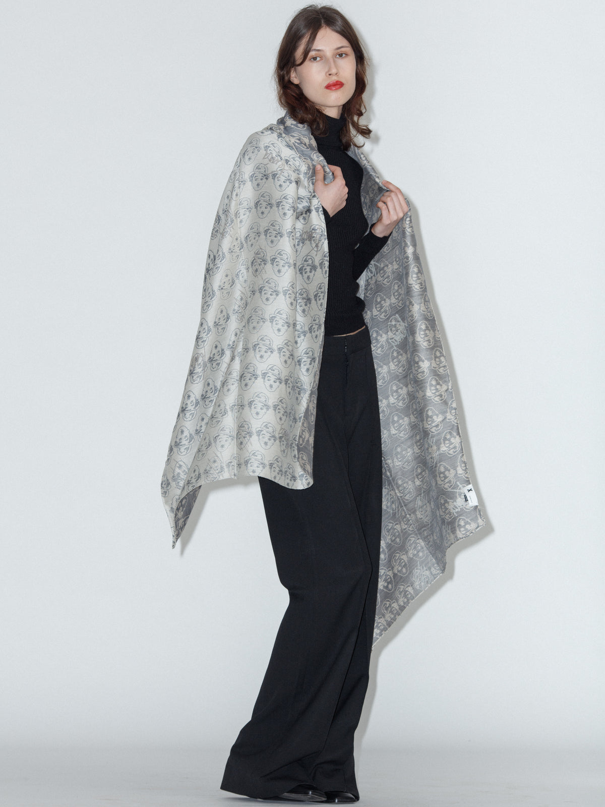 CHARLIE wool and silk scarf in Gray worn by a model