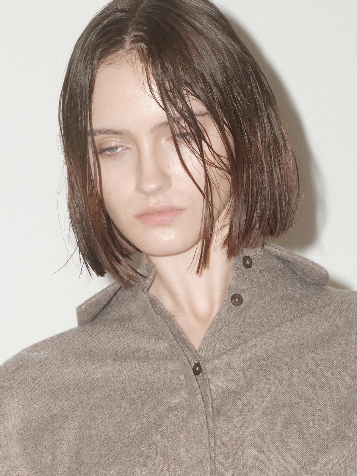 THE STATEMENT SHIRT — Sleeve It Down 003 in beige wool, collar and button detail