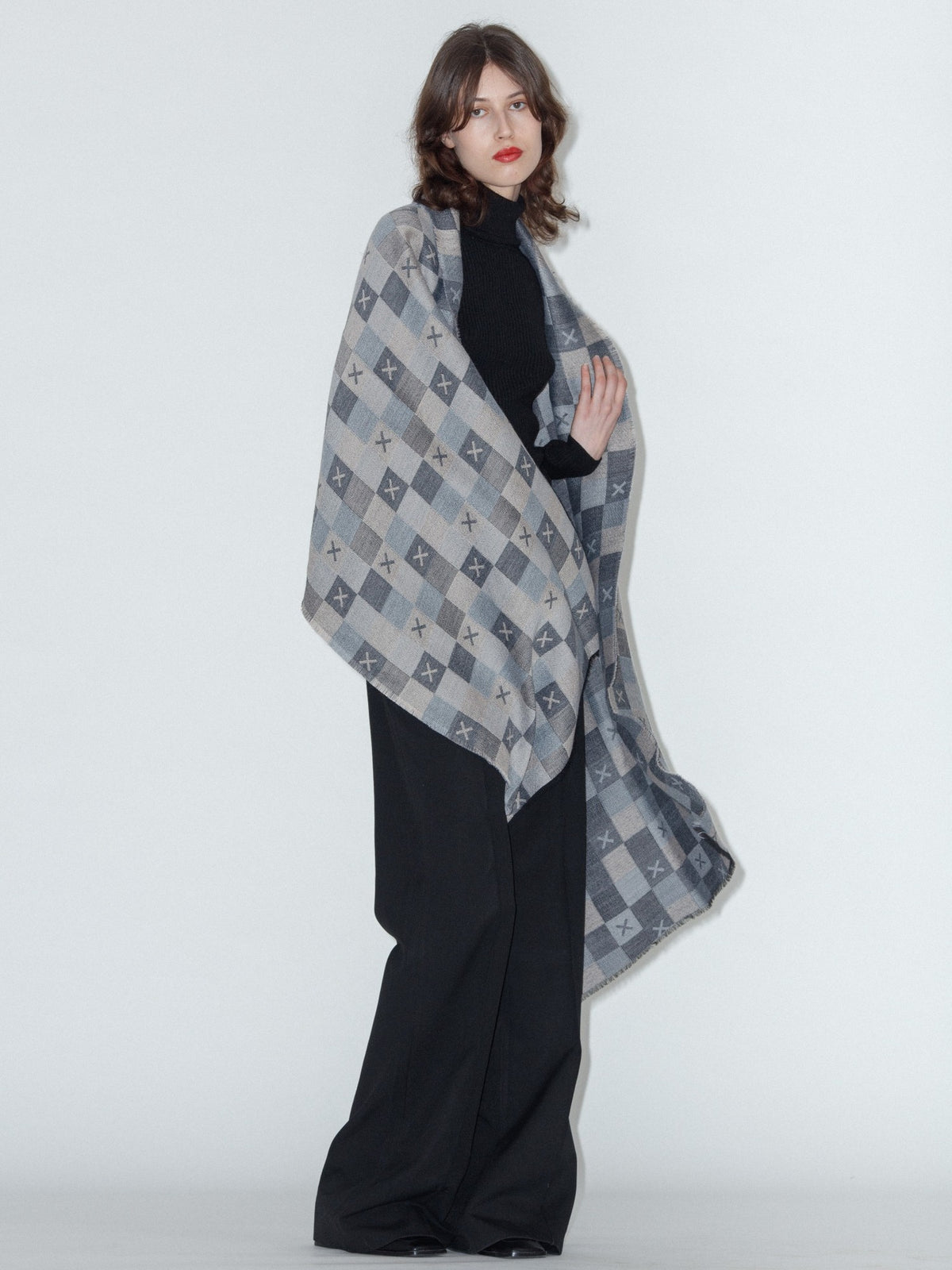 TIC-TAC-TOE wool and cotton scarf in Gray worn by a model