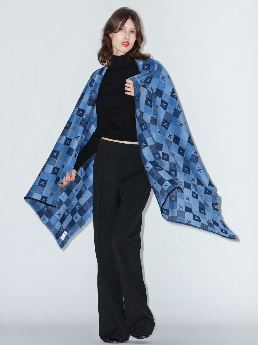 TIC-TAC-TOE wool and cotton scarf in Blue worn by a model