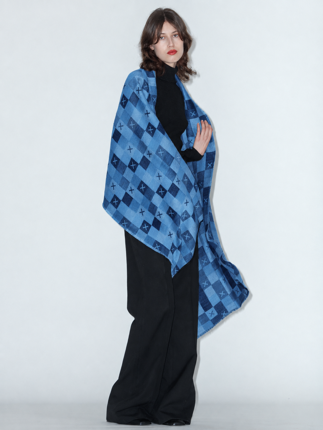 TIC-TAC-TOE wool and cotton scarf in Blue worn by a model, side view