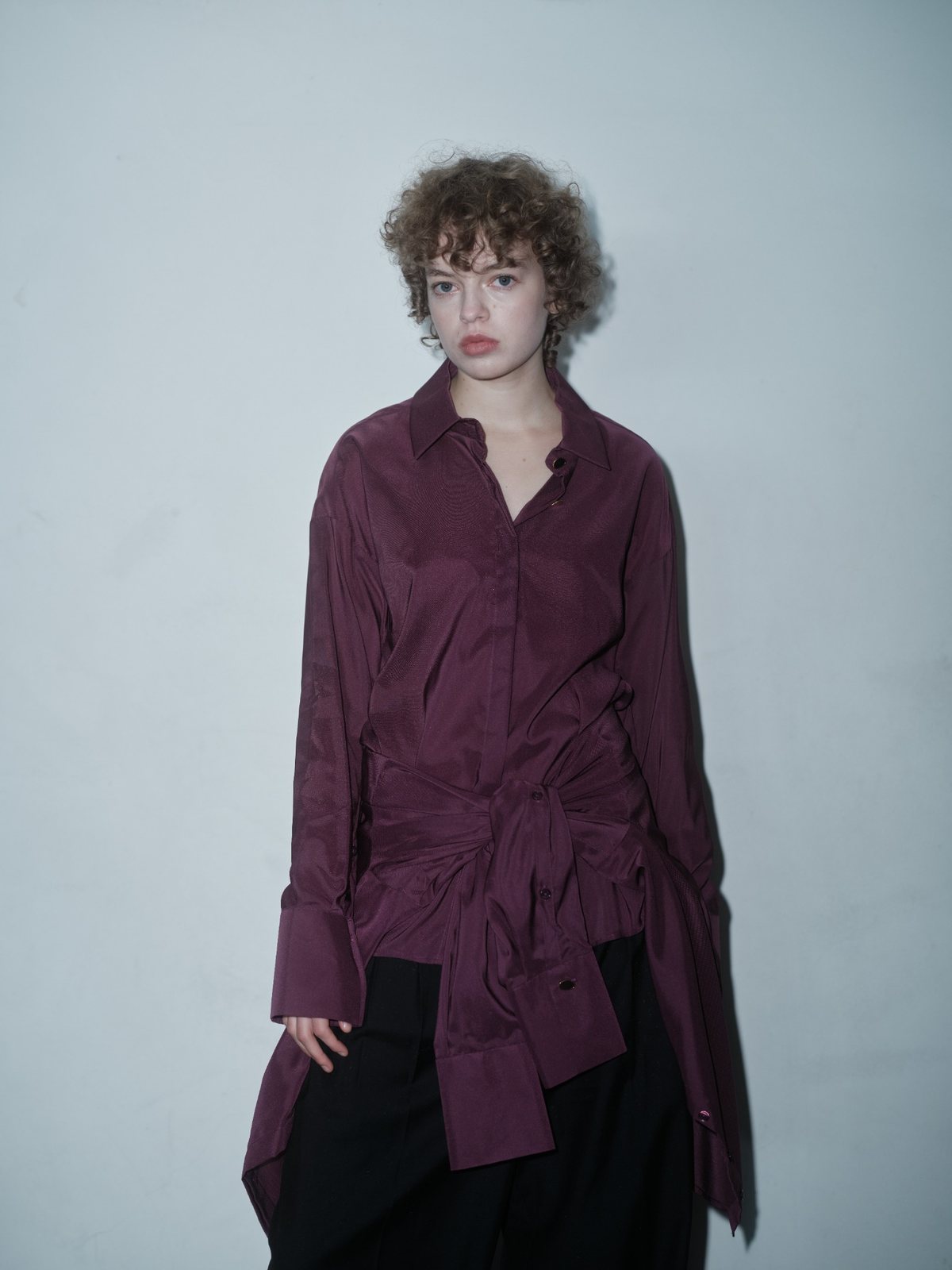 THE STATEMENT SHIRT — Sleeve It Down 002 in purple by Xenia Joost, full-length editorial view
