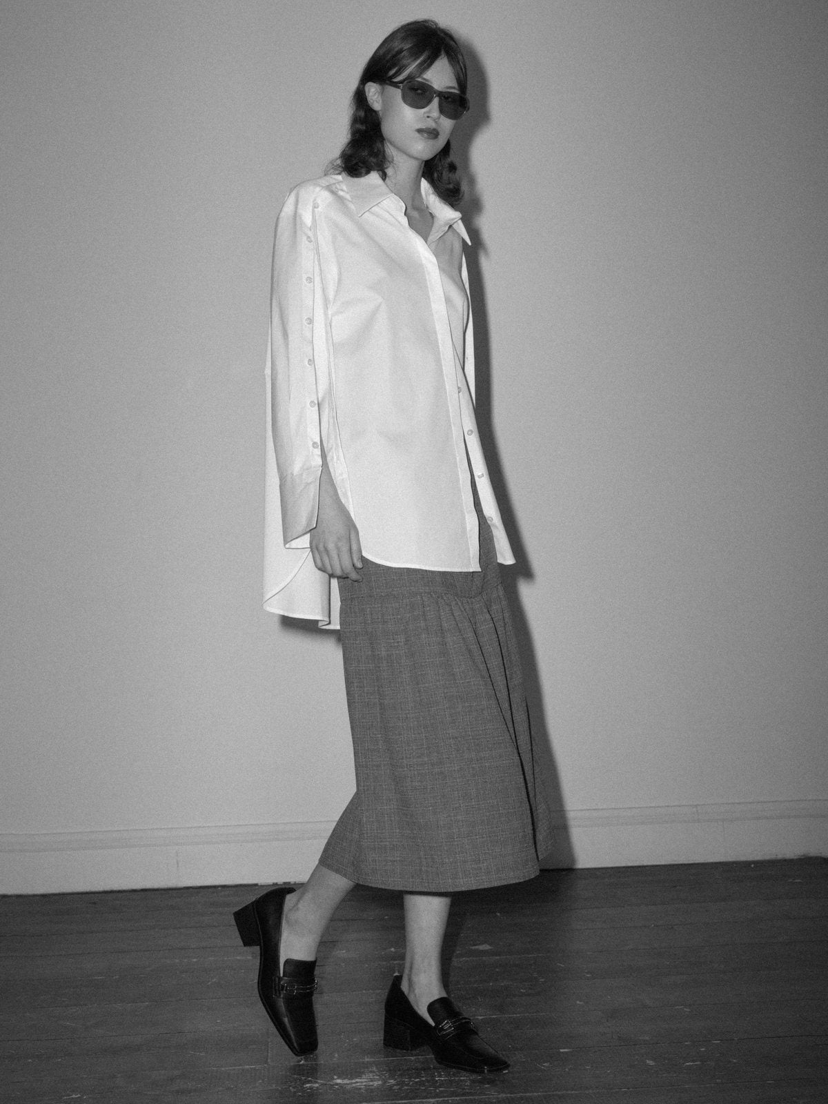 THE STATEMENT SHIRT Sleeve It Up 001 white oversized shirt worn with open sleeves