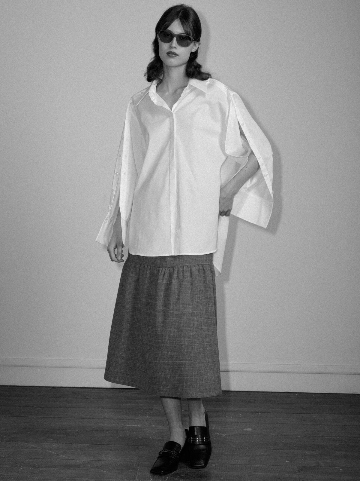 THE STATEMENT SHIRT Sleeve It Up 001 white oversized shirt worn with open sleeves