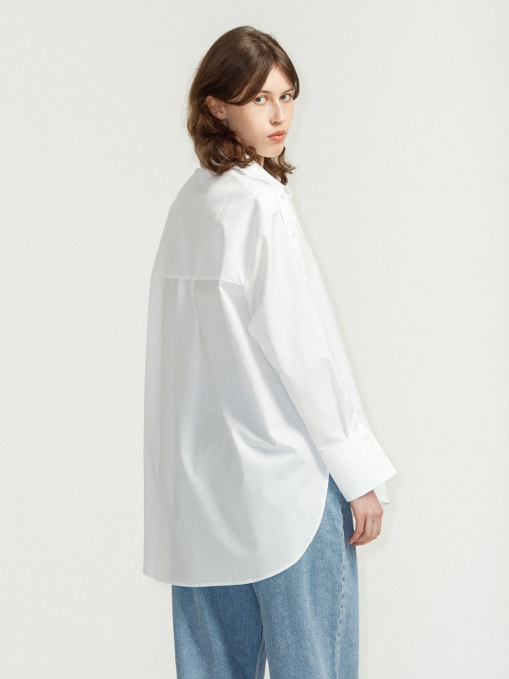 THE STATEMENT SHIRT Sleeve It Up 001 white oversized shirt, side view