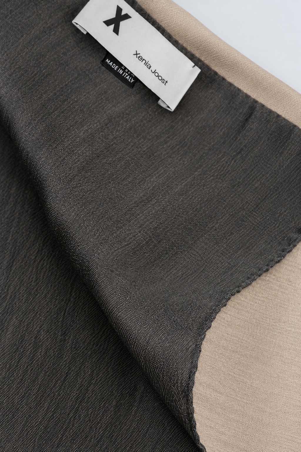 TWO SIDED wool and silk scarf by Xenia Joost, detail of the grey and beige reversible weave