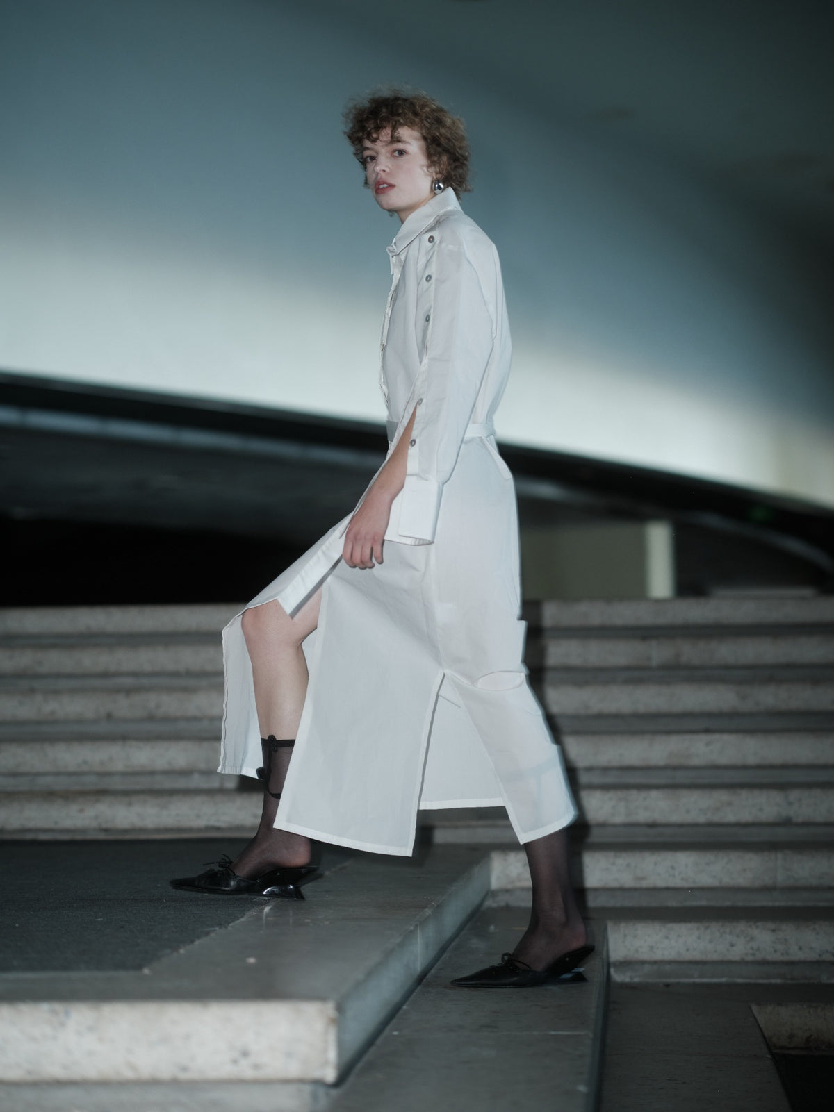 THE STATEMENT DRESS in white by Xenia Joost, moving view with open sleeve and side slit